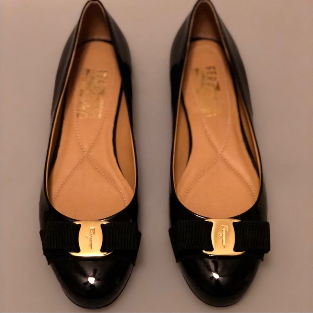 Salvatore Ferragamo Varina Leather Flat - 8 b